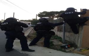 El Grup Especial d'Intervencions ha intervingut a Canyelles en el tancament d'un home a casa seva amb armes