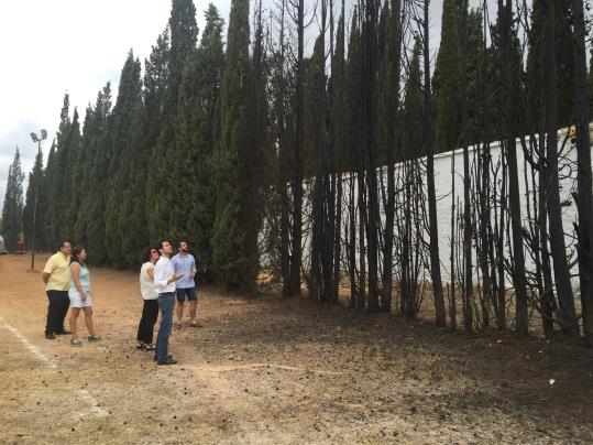 El grup popular observant els desperfectes de l'últim incendi. Eix