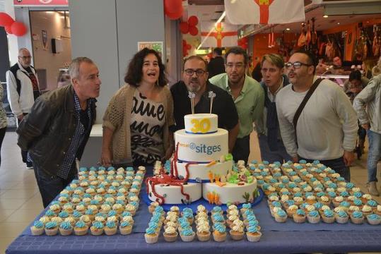 El mercat de Sitges celebra els 30 anys amb una festa per als seus clients. Ajuntament de Sitges