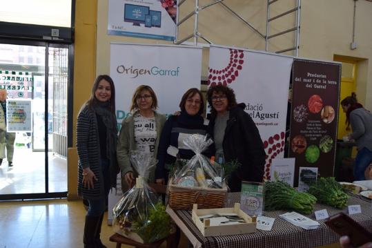 El Mercat del Centre de Vilanova i la Geltrú acull un tast d’espigalls i l’entrega de premis del concurs '1.000 maneres de cuinar' aquest producte. Ma