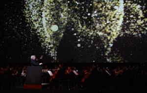 El mestre Ros Marbà dirigint l'Orquestra Simfònica Freixenet en la presentació de la campanya de Nadal 2016 a Madrid