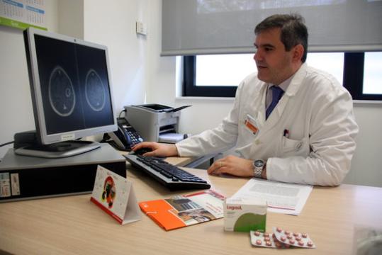 El metge oncòleg de l'ICO Girona, Joaquim Bosch, aquest 22 de març del 2016 en una consulta mirant per ordinador imatges de la reducció de les metàsta