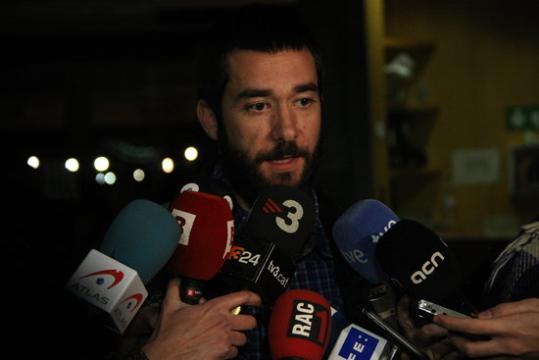 El portaveu del comitè de vaga dels treballadors de metro, Óscar Sánchez, atenent els mitjans de comunicació. ACN