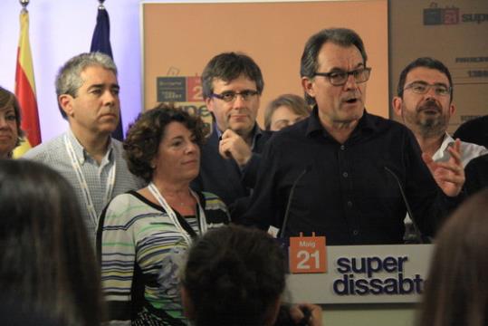 El president de CDC, Artur Mas, gesticula mentre l'escolten Francesc Homs, Sílvia Requena i el president de la Generalitat, Carles Puigdemont. ACN