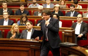 El president de la Generalitat, Carles Puigdemont, camí de la tribuna d'oradors, al debat sobre la qüestió de confiança. ACN