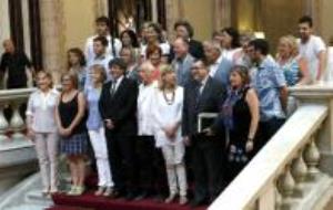 El president de la Generalitat, Carles Puigdemont, diputats i diputades i membres de la Plataforma per una Vegueria Pròpia es fotografien al capdamunt