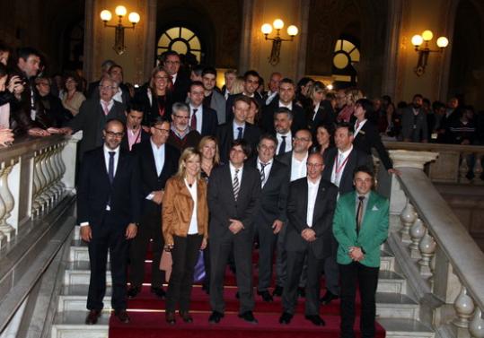 El president de la Generalitat, Carles Puigdemont, en la primera fotografia de grup com a cap del Govern català a les escales del Parlament. ACN