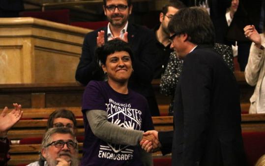El president de la Generalitat, Carles Puigdemont, estreny la mà a la portaveu parlamentària de la CUP, Anna Gabriel. ACN