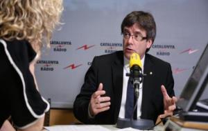 El president de la Generalitat, Carles Puigdemont, gesticulant en un moment de l'entrevista a Catalunya Ràdio el 9 de juny del 2016. ACN