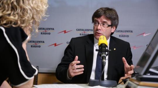 El president de la Generalitat, Carles Puigdemont, gesticulant en un moment de l'entrevista a Catalunya Ràdio el 9 de juny del 2016. ACN