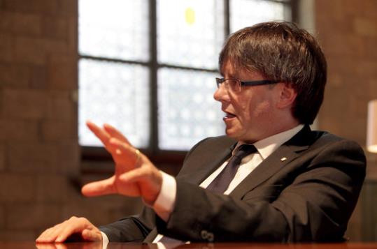 El president de la Generalitat, Carles Puigdemont, gesticulant i somrient durant l'entrevista amb l'ACN al Palau de la Generalitat. ACN