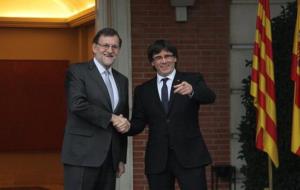 El president de la Generalitat, Carles Puigdemont, i el president del govern espanyol en funcions, Mariano Rajoy, encaixen les mans abans de reunir-se