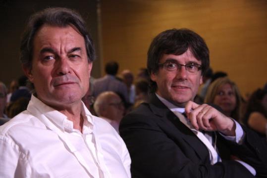 El president de la Generalitat, Carles Puigdemont, i l'expresident Artur Mas, al plenari del congrés fundacional del seu nou partit. ACN