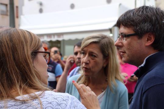 El president de la Generalitat, Carles Puigdemont, tasta la fira vilanovina Temps de Vi. EIX