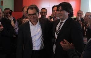 El president de la Generalitat en funcions, Artur Mas, amb el futur president, Carles Puigdemon. ACN/ Patricia Mateos