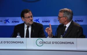 El president del Cercle d'Economia, Antón Costas, alça un dit davant del president del govern espanyol en funcions, Mariano Rajoy. ACN