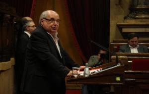 El president del grup parlamentari de Catalunya Sí que es Pot, Lluís Rabell, parla des del faristol del Parlament en el debat d'investidura. ACN