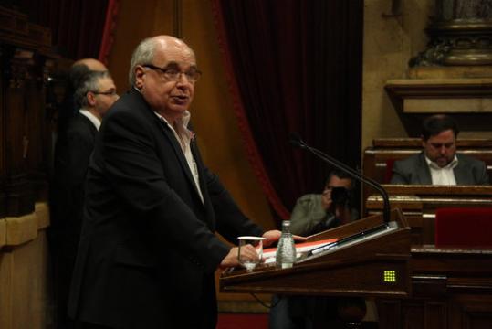 El president del grup parlamentari de Catalunya Sí que es Pot, Lluís Rabell, parla des del faristol del Parlament en el debat d'investidura. ACN