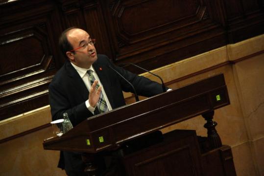 El president del grup parlamentari del PSC, Miquel Iceta, des del faristol del Parlament. ACN