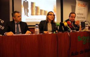 El president d'ICSA, Ernesto Poveda (dreta), el profesor d'EADA Business School, Jordi Costa, i la directora de Comunicació d'EADA, Giorgia Miotto. AC