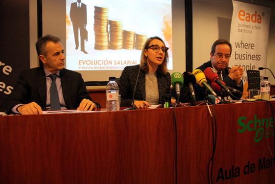 El president d'ICSA, Ernesto Poveda (dreta), el profesor d'EADA Business School, Jordi Costa, i la directora de Comunicació d'EADA, Giorgia Miotto. AC