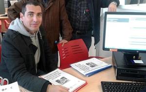 El regidor de Guanyem Cubelles entregant les signatures. Eix