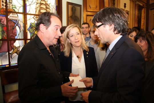 El regidor de la CUP de Vilanova i la Geltrú, Josep Maria Domènech, durant la visita del President de la Generalitat a la ciutat. CUP