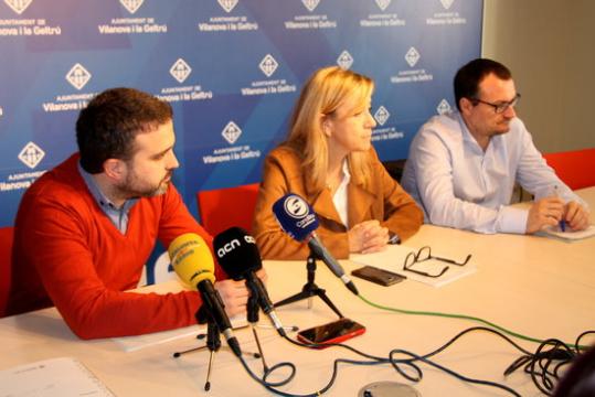 El regidor d'Habitatge de Vilanova i la Geltrú, Gerard Llobet; l'alcaldessa, Neus Lloveras; i el portaveu del Govern, Juan Luis Ruiz. ACN
