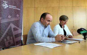 El regidor Francisco Perona, i l'alcaldessa, Abigail Garrido, presentant la proposta d'ordenances en roda de premsa. Eix