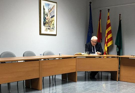 El saló de plens sense els regidors de CDC. Eix