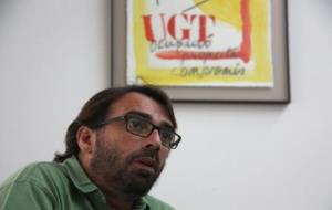 El secretari general d'UGT, Camil Ros, sota un cartell del sindicat. ACN
