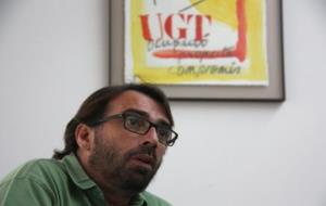 El secretari general d'UGT, Camil Ros, sota un cartell del sindicat. ACN