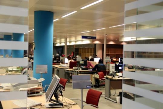 El sector d'ofertes de treball de les oficines del Servei d'Ocupació de Catalunya al carrer Aragó. ACN