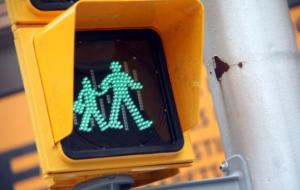 El semàfor amb la nova senyalització que indica els itineraris escolars. ACN