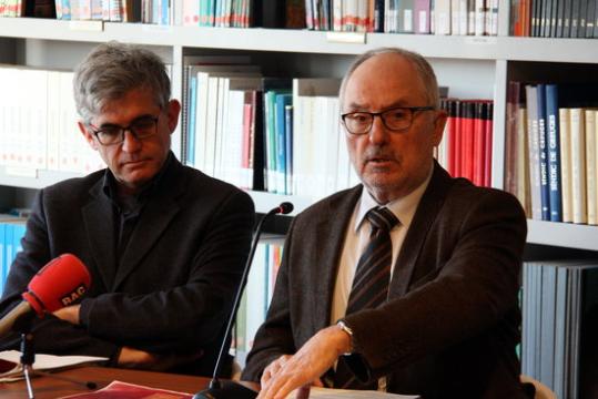 El Síndic de Greuges, Rafael Ribó, amb l'adjunt general, Jaume Saura, en la presentació de l'informe sobre la dotació de pistoles elèctriques. ACN