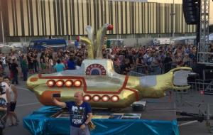 El submarí groc de l'Esplai Carnavalístic dels Monjos, al festival Barcelona Beatles . Esplai Carnavalístic