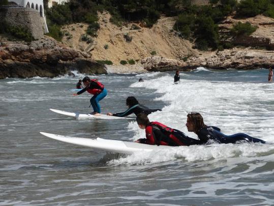 El surf com a teràpia per a nois i nens autistes. Sitges Surf Club