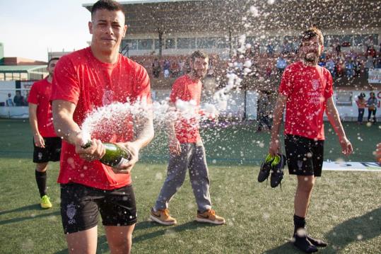 El Vendrell celebra amb la seva afició el títol de lliga. Eix