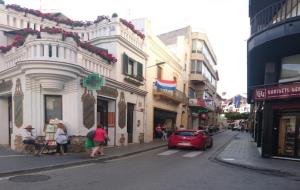 El Vendrell vol ampliar l'illa de vianants als carrers Prat de La Riba i Doctor Robert . Ivet Carbajo