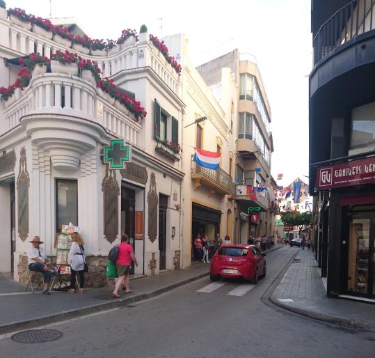 El Vendrell vol ampliar l'illa de vianants als carrers Prat de La Riba i Doctor Robert . Ivet Carbajo