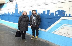 El vendrellenc Jordi Romeu realitza un skyline de la vila en un mur del centre. Ajuntament del Vendrell