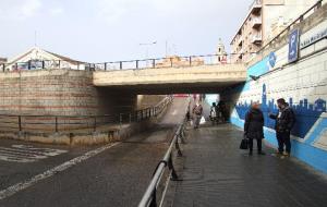 El vendrellenc Jordi Romeu realitza un skyline de la vila en un mur del centre