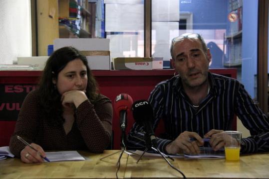 Elena Longares, directora de l'estudi 'Estat de la LGTBIfòbia a Catalunya 2015' i Eugeni Rodríguez, president de l'OCH. ACN