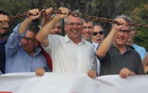 Els alcaldes del Pacte de Berà i de les Terres de l’Ebre “s’encadenen” a l’N-340 per reclamar la gratuïtat de l’AP-7