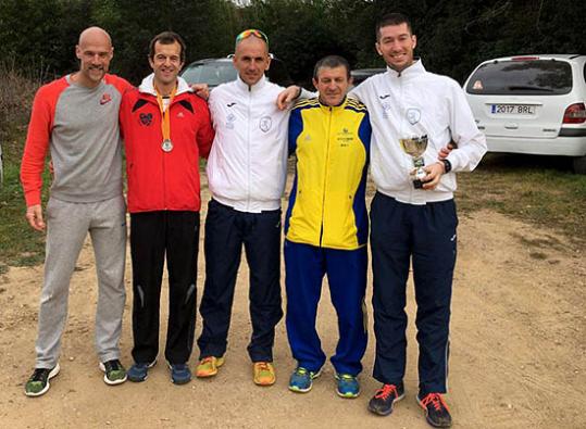 Els atletes del Canyelles i l'Esportiu Penedès celebrant els podis. Eix