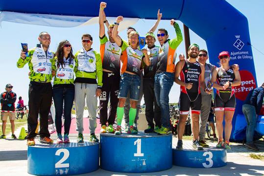 Els atletes del Triatló Penedès Costa Daurada del Vendrell . Eix