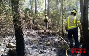 Els Bombers treballant en l'incendi forestal d'Olesa de Bonesvalls, el 25 de juny del 2016 . Bombers