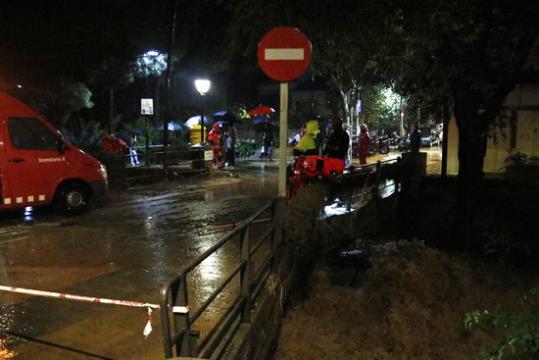 Els Bombers treballen en un dels ponts de la riera de Vilassar de Mar, on ha quedat atrapat un cotxe. ACN