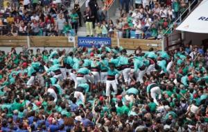 Els Castellers de Vilafranca celebrant haver descarregat el 3 de 10 amb folre i manilles en primera ronda del Concurs de Castells de Tarragona. ACN