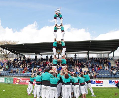 Els Castellers de Vilafranca descarreguen la primera torre de 7 de la temporada. Castellers de Vilafranca